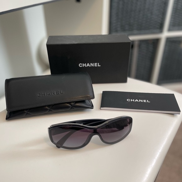 Chanel shield sunglasses with silver chain link - Picture 2 of 12